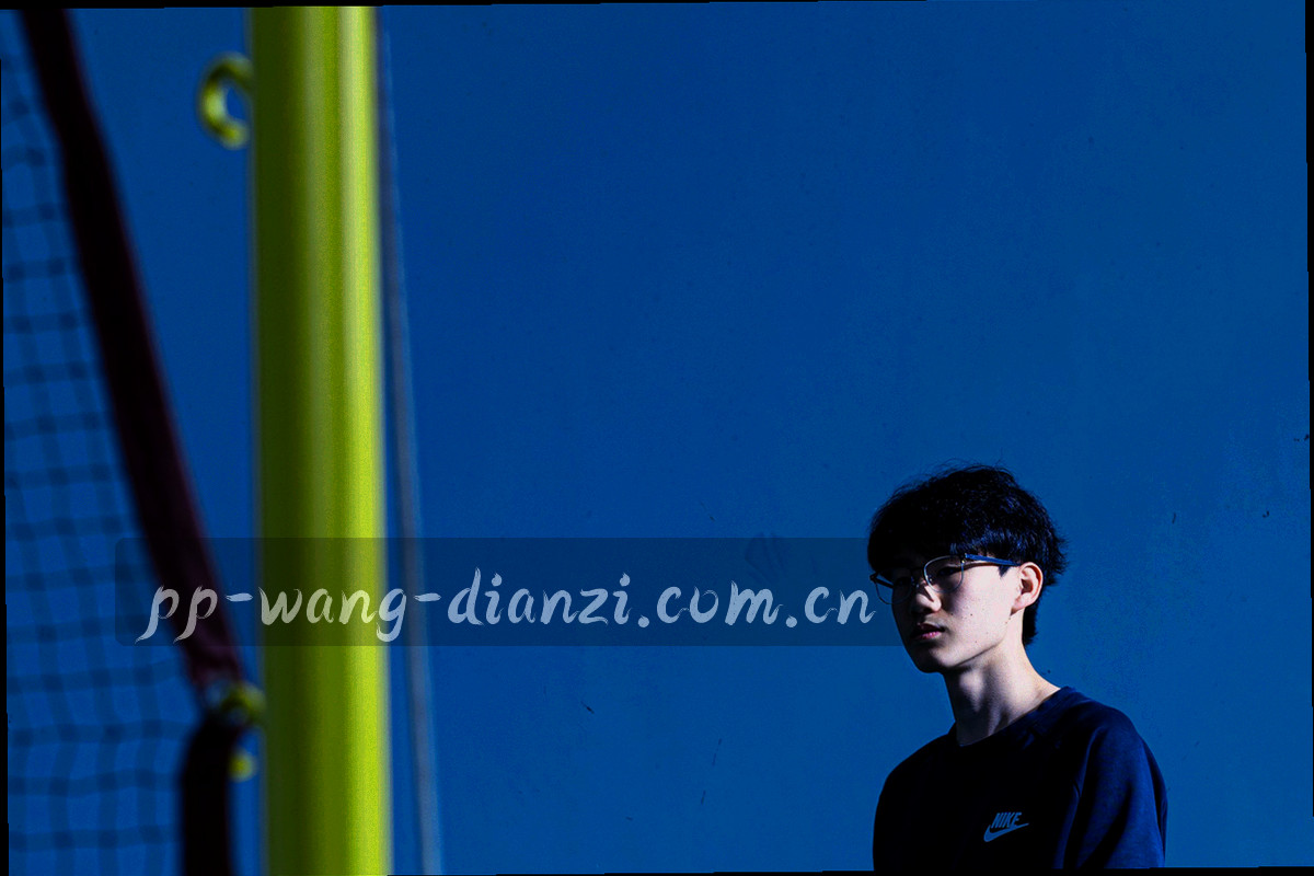 俯拍的办公工位与显示器特写，画面中只有手部与设备，色调冷静